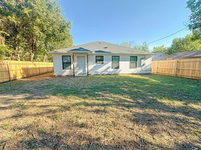 Building Photo - *NEW CONSTRUCTION* 3-Bedroom 2-Bathroom House Near Baylor!