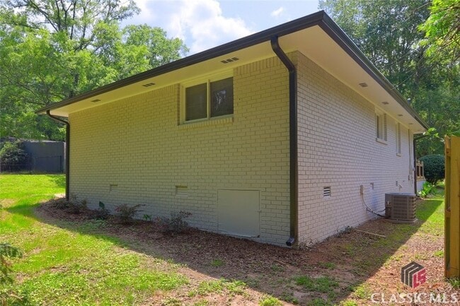 Building Photo - 215 Hubbard St
