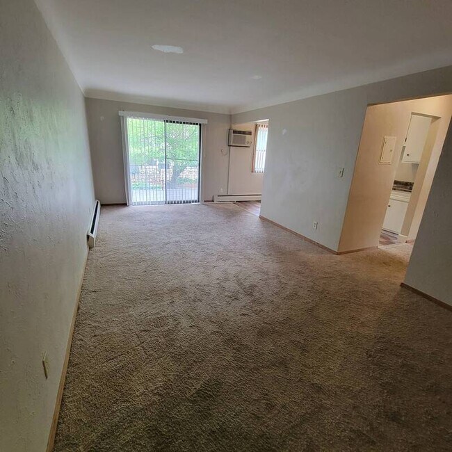 Building Photo - 400 Larpenteur Ave W