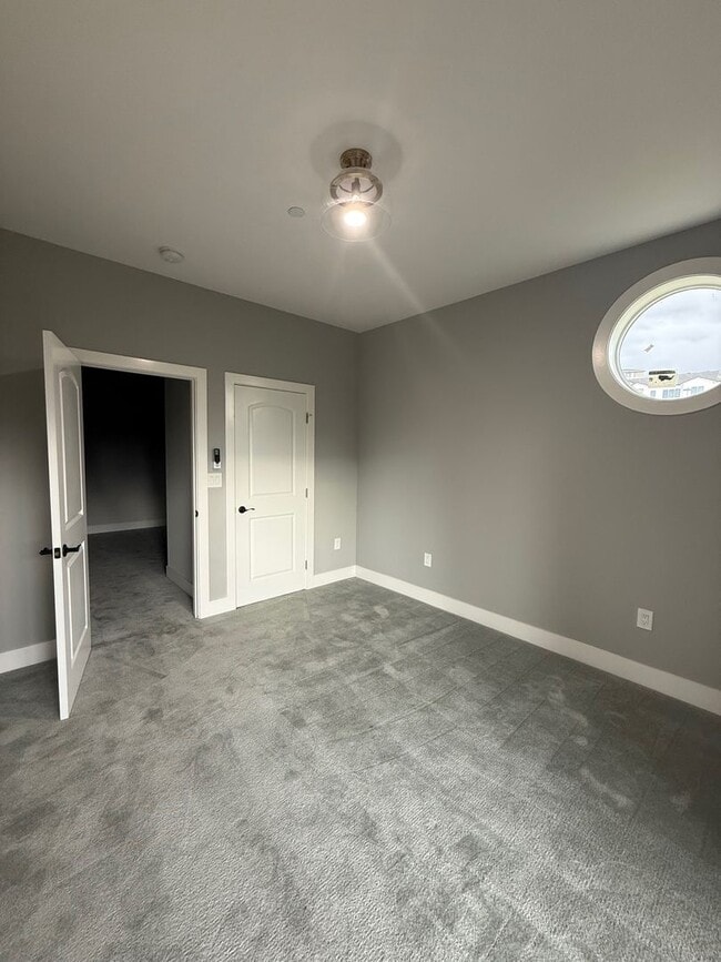 Building Photo - Newer Construction 2,500 Square Foot 3 Bedroom 2.5 Bathroom Fountaingrove House