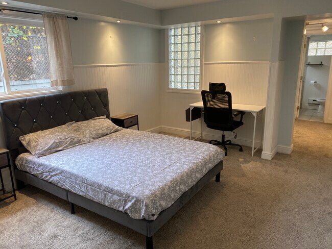 Building Photo - 2512 Burham St