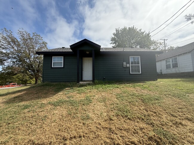 Building Photo - 1029 N Hickory Ave