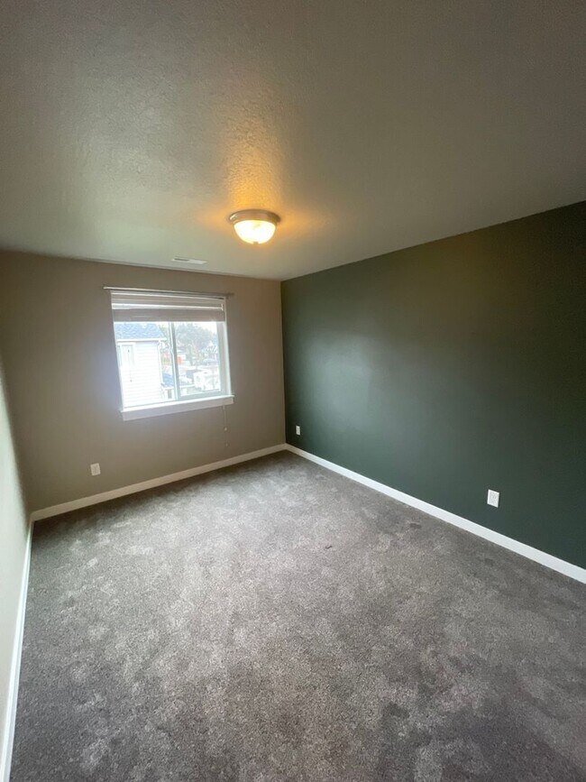 Building Photo - Beautiful 3 Bedroom on Large Corner Lot!