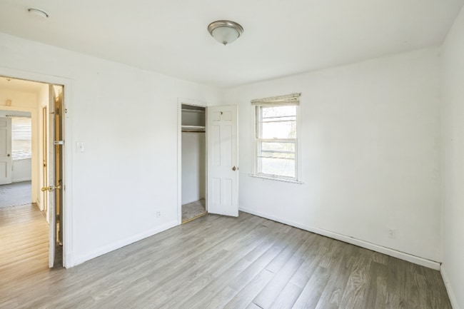 Building Photo - 10128 Cloverdale Dr