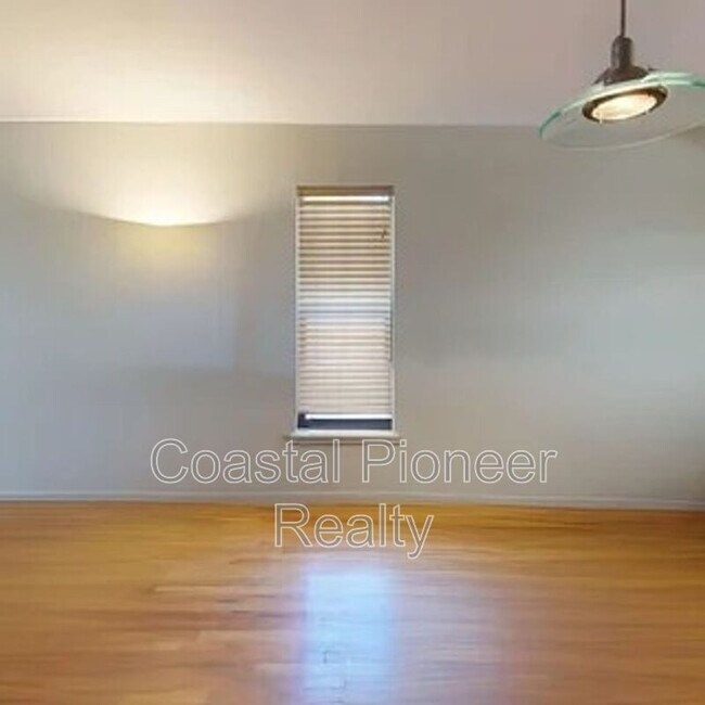 Building Photo - 12356 Capri Cir N