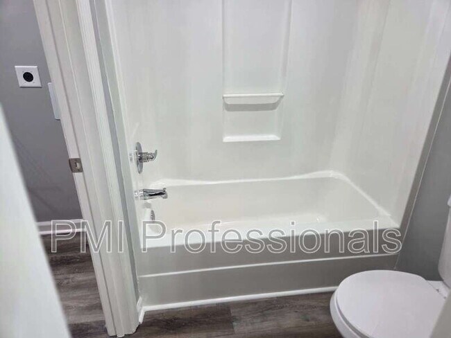 Building Photo - 2929 Selena Dr