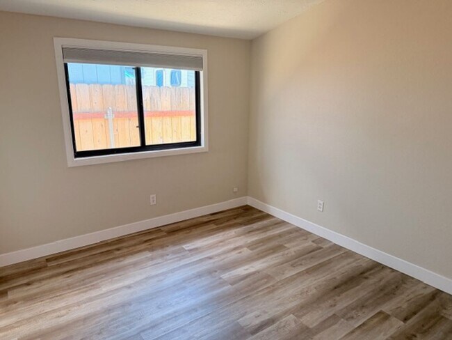 Building Photo - 3 bedroom 2 bath house for Lease