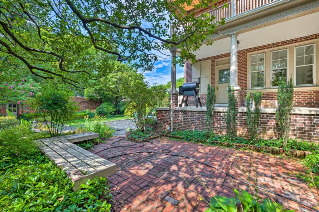 Patio shared with guests of main house - 3301 W Franklin St