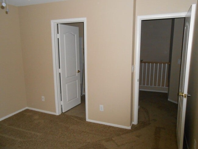 Building Photo - Beautiful Spacious Townhome in Gated Community