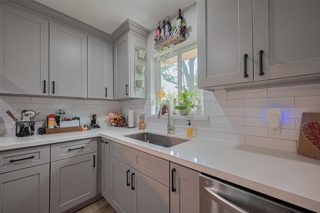 Building Photo - 1941 Heights Dr