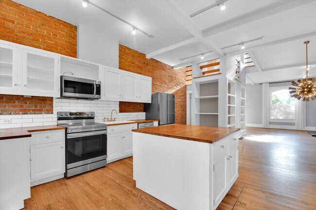 Building Photo - Architecturally Stunning Curtis Park Townhome With Historic Charm