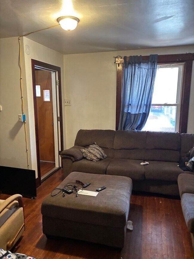 Building Photo - 5 Potential Bedroom, 2 Kitchens, 2 Bath Available 7/1 NEAR CAMPUS!!!!