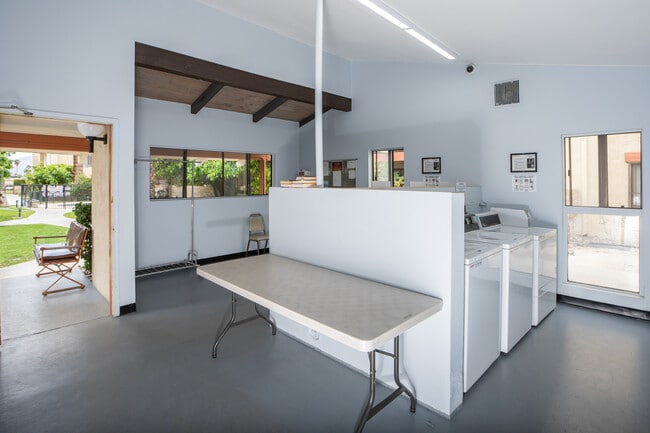 Building Photo - 1411 N Sunrise Way