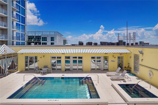 Building Photo - "Chic Urban Living: Spacious 2-Bed, 2-Bath...