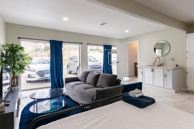 Building Photo - 1707 Deerfield Dr