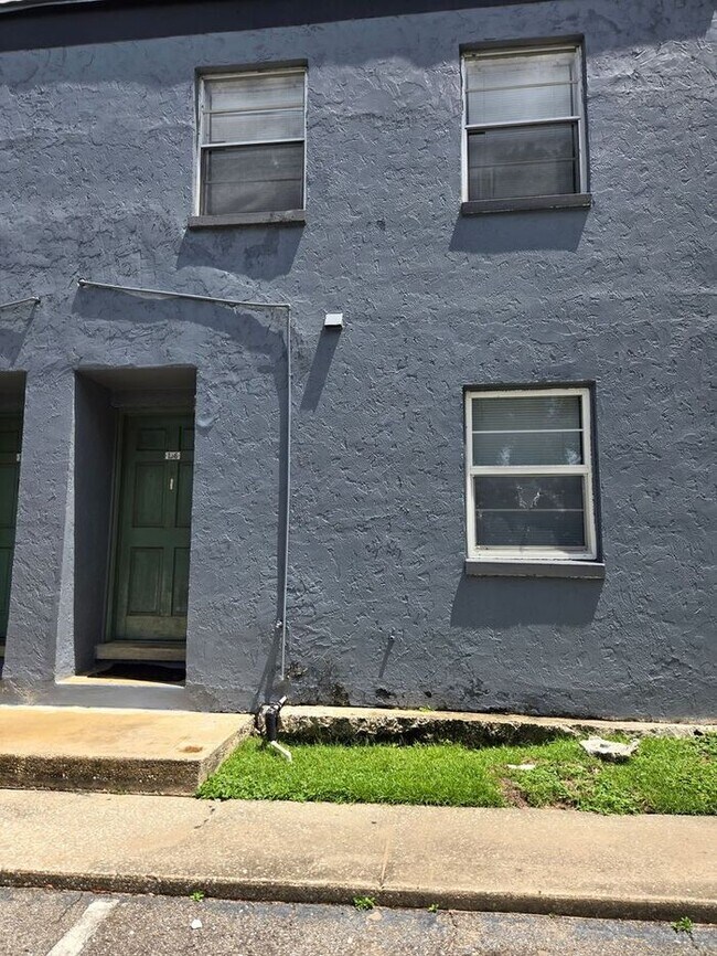 Primary Photo - 2 bedroom Townhome off Pensacola Available