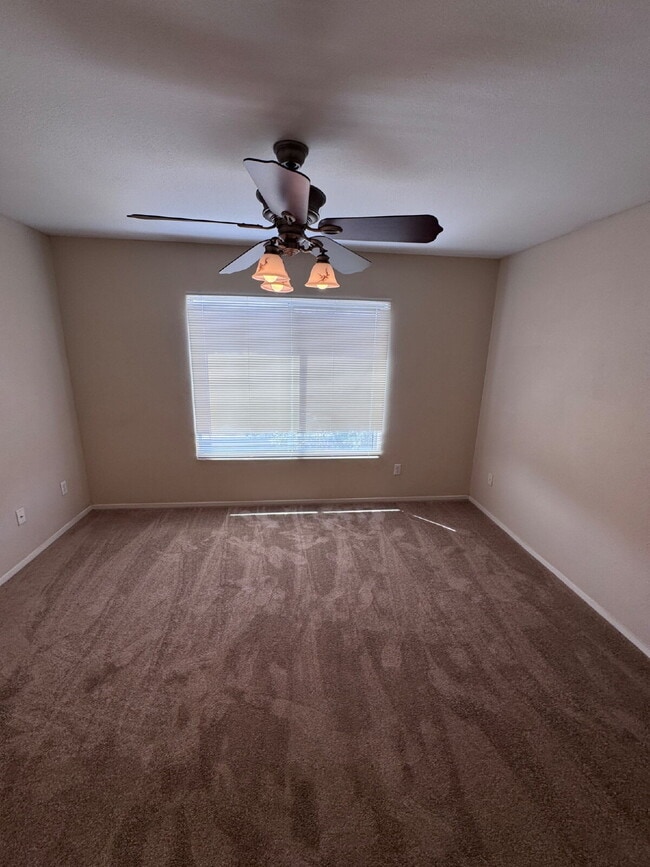 Building Photo - 3 bd 2.5 bath with LOFT