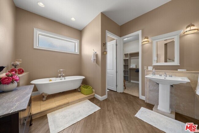 Building Photo - Furnished 4BR Mountain View Home with Garage