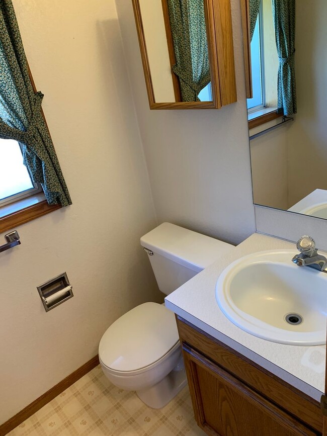 Building Photo - Large 2 Bedroom Hucrest Home! 1 Year Lease Required