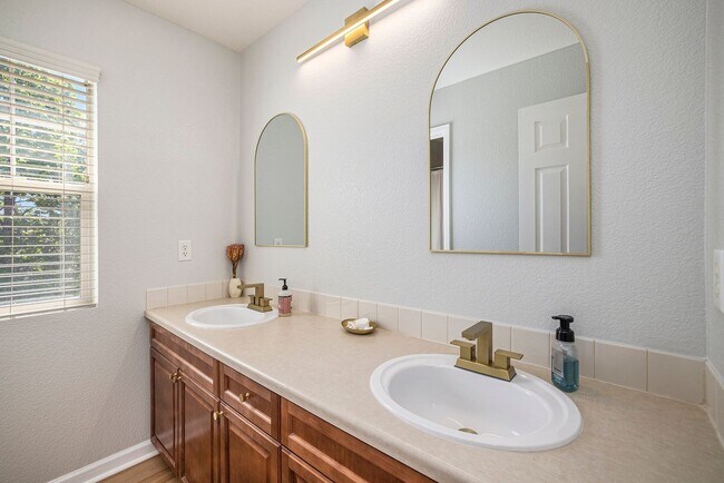 Building Photo - Gorgeous 5 Bedroom 4 Bathroom Single-Family Home in Lowry