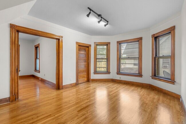 Building Photo - 32 Oak Ave