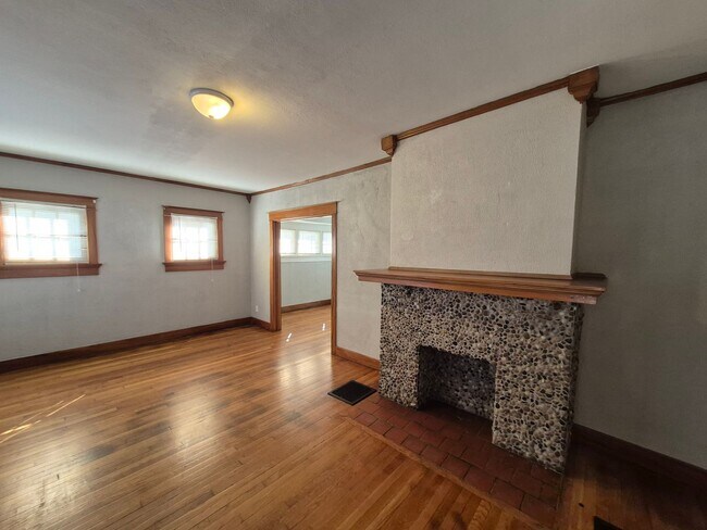 Building Photo - Gorgeous large 3-bedroom house