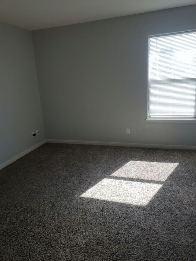 Building Photo - 4 bedrooms/2.5 bath over 2,000 square feet