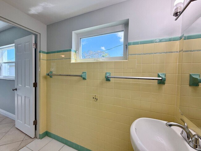 Building Photo - Four Bedroom Pool Home - Second Floor View of Manatee River