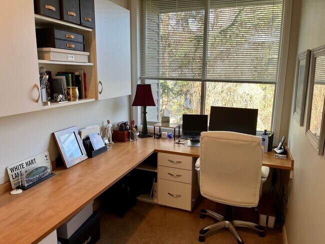 Building Photo - Queen Anne Townhome