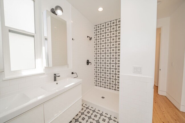Building Photo - 848 32nd St