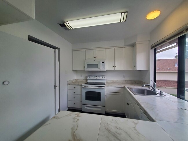 Building Photo - Update 2x2 Top Floor Condo with pool, storage, fireplace & garage in ideal Novato Location