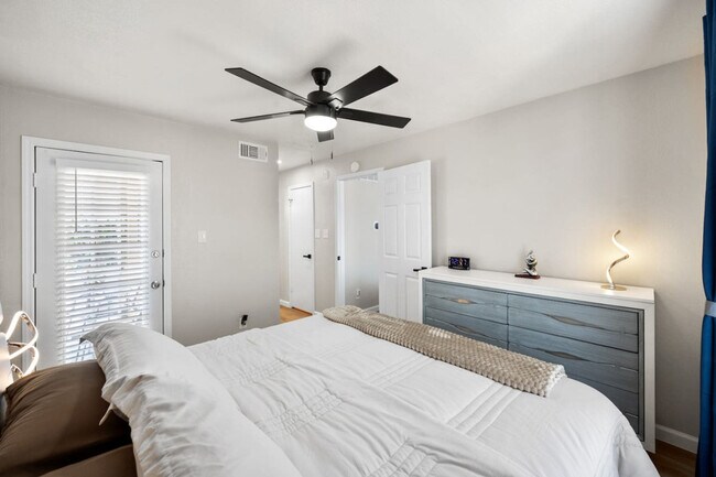 Building Photo - 1700 Crestpoint Dr