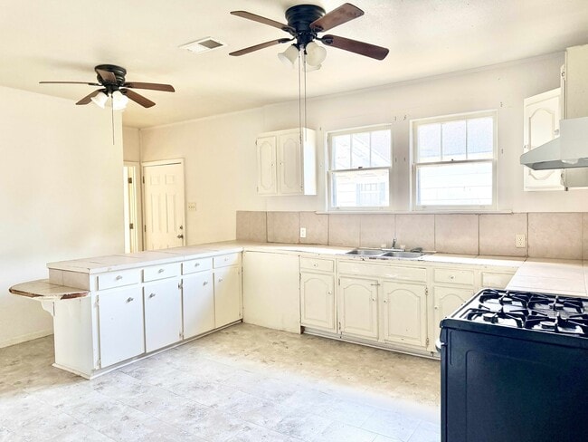 Building Photo - 452 Bernardo St