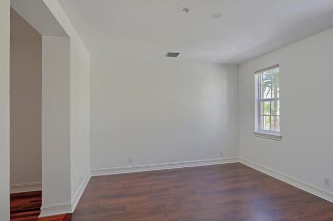 Building Photo - 343 Flamingo Dr