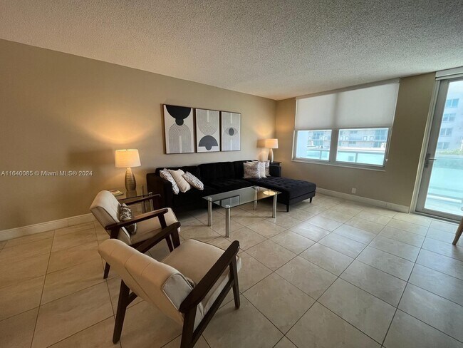 Primary Photo - 9511 Collins Ave