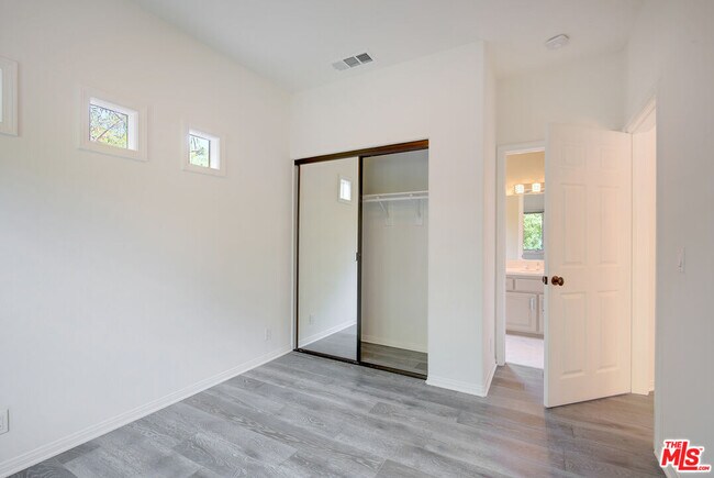 Building Photo - 858 N W Knoll Dr