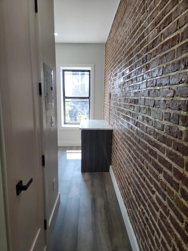 Primary Photo - 239 Lenox Ave