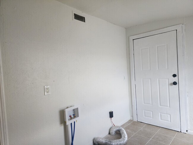 Building Photo - 1426 Maple Dr