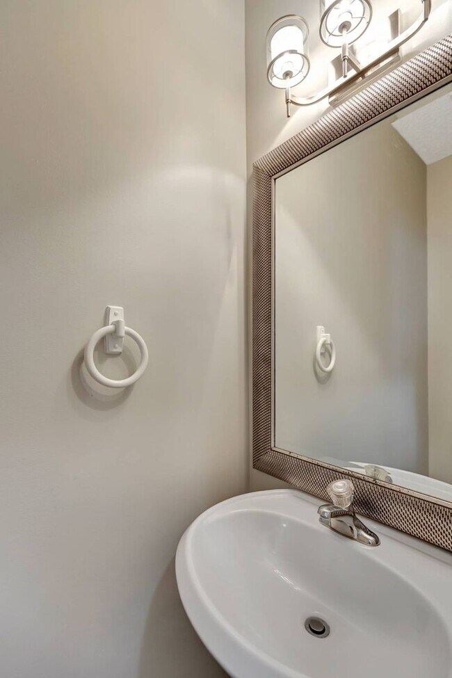 Building Photo - Lakes of Summerville