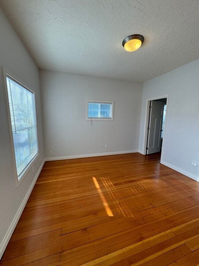 Building Photo - Adorable 3 bed/ 1 bath Home Desirably Loca...