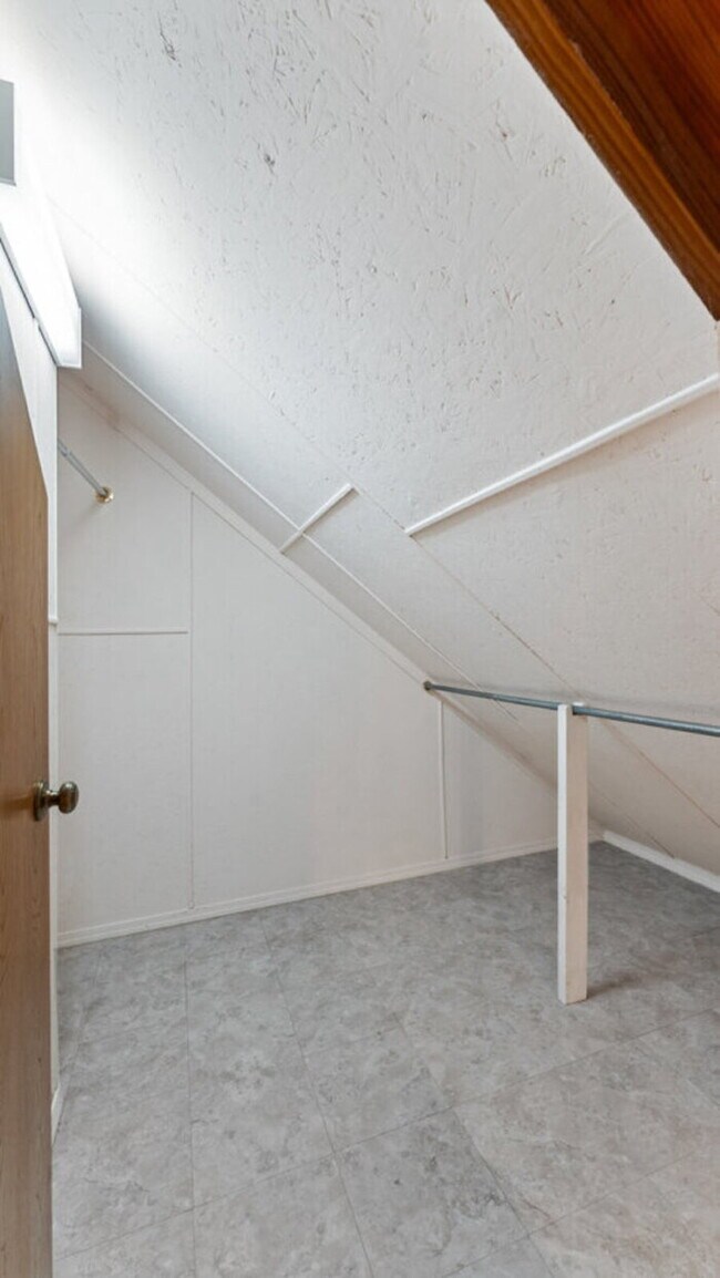 Building Photo - "Charming 2-Bed Home with Scenic Views and...
