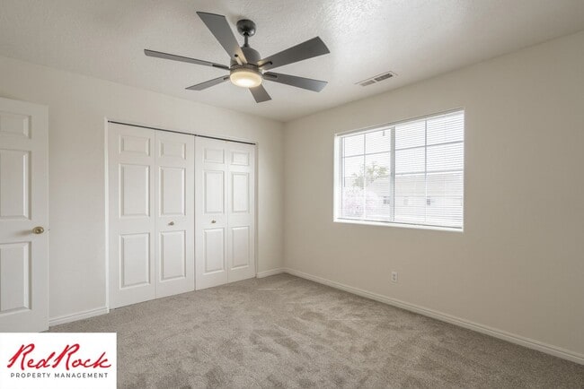 Building Photo - 2 Bedroom Townhome Available