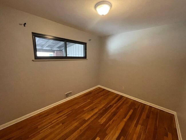 Building Photo - Spacious 3 bed/1 bath w/W/D and 2 car garage