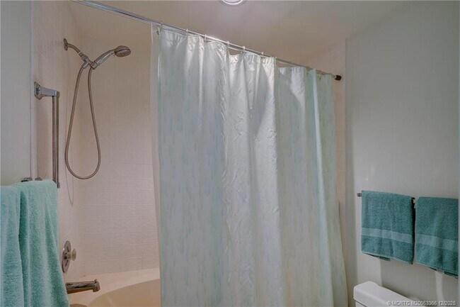 Building Photo - 221 NE Plantation Rd