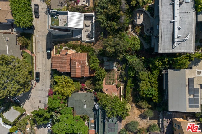Building Photo - 3528 Fernwood Ave