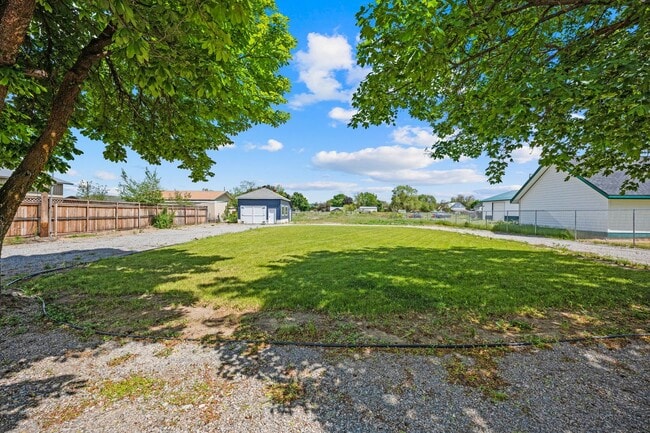 Building Photo - Gorgeous North Side Home With Shop!