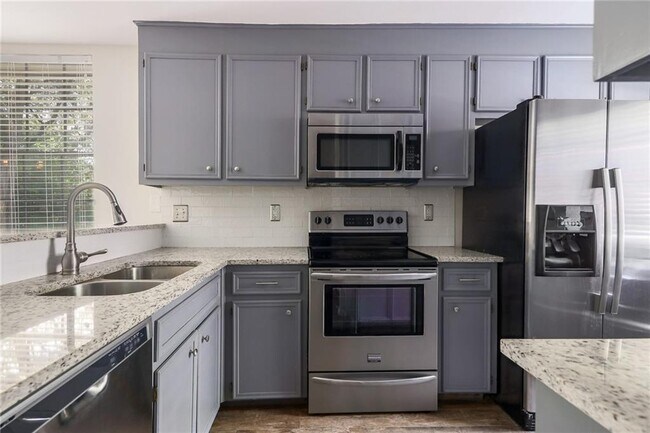 Building Photo - 1938 Holly Hill Dr