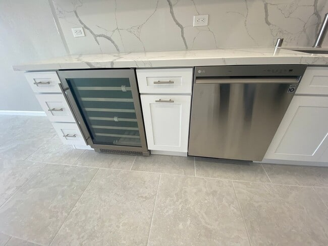 Building Photo - Pacific Beach - 3 blocks to Beach!  2bd/2ba Spacious 6th floor condo remodeled in 2022! Spectacul...