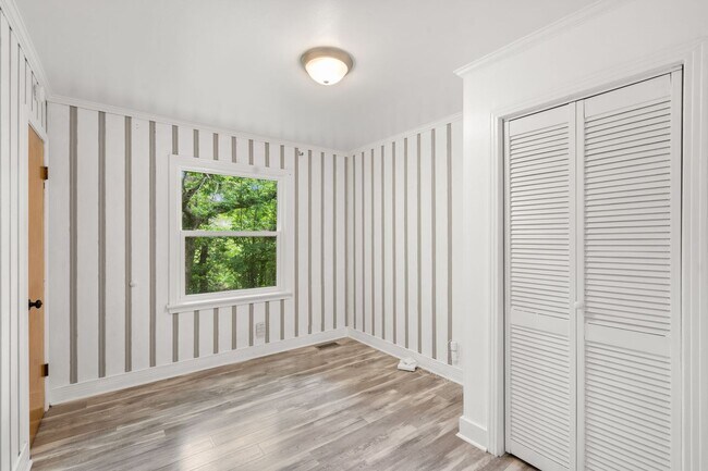 Building Photo - Beautiful home just north of downtown Columbia. Located on a quiet street. 3 Bed 1 Bath. Availabl...