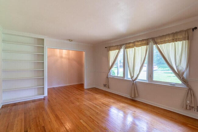 Building Photo - 3003 Stratford Dr